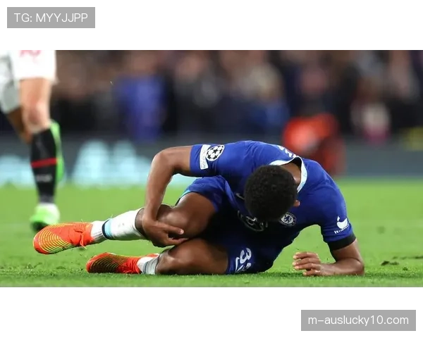 电讯报：切尔西与里斯·詹姆斯就一份降薪但包含激励条款的新合同展开谈判